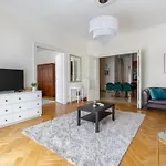 Gde Karoly Apartmant