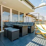 Luxury Apartment With Balcony In Downtown