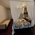 Purple Romantic Apartman