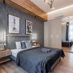 Exclusive Dohany Apartment With Balcony Next To The New York Cafe