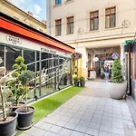 Extreme Central - New - Lively Neighbourhood