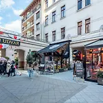 Extreme Central - New - Lively Neighbourhood
