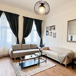 Jozsef 18 Apartment - 5 Mins To New York Cafe