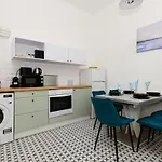 Akacfa 7 Two Bedroom Central Apartment