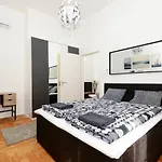 Akacfa 7 Two Bedroom Central Apartment
