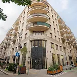 Urban Jungle Oasis King With Free Parking