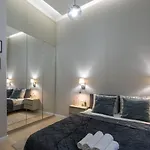 Luxurious & Spacious Central Residence With Balcony