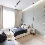 Luxurious & Spacious Central Residence With Balcony