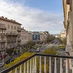 Luxurious & Spacious Central Residence With Balcony