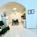 White Apartment Near The Famous New York Cafe