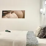 White Apartment Near The Famous New York Cafe
