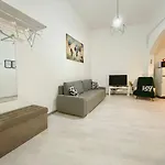 White Apartment Near The Famous New York Cafe