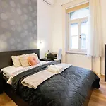 Spacious & Cozy Central Apartment W/ Terrace