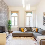 Spacious & Cozy Central Apartment W/ Terrace