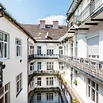 Dohany Street Delight