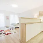 The Chic Crib With Balcony