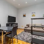 Bold Base Apartment