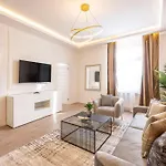 Luxury & Classy Central Apartment With 3Bedrm, 2Bathrm