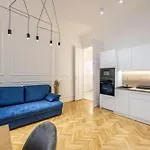 Luxurious Central 4Bedrm 3Bathrm Residence W/ Balcony