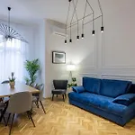 Luxurious Central 4Bedrm 3Bathrm Residence W/ Balcony
