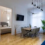Luxurious Central 4Bedrm 3Bathrm Residence W/ Balcony