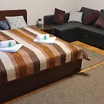 Bumblebee Apartment With Ac