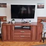 Bumblebee Apartment With Ac