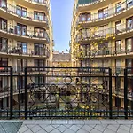 Venus Apartments - King Street V - Balcony