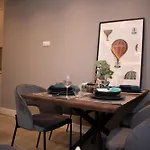 Luxury Cozy 2 Bdr Downtown Apt.2
