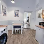 Free Parking, Downtown Apartment Near New York Cafe