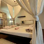 Purple Romantic Apartman