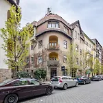 Quiet Charming Apartment Near The Center