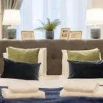 Modern And Stylish 2-Bedroom In The City Center