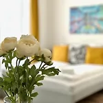 Standard Apartment By Hi5- Rakoczi Studio