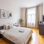 Stylish & Cozy City Center Apartment By Prestige Homes