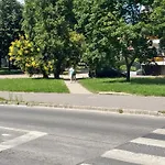 Apartment With Rose Garden & Free Parking