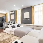 Huge Warm Luxury Apartment