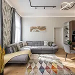 Deluxe Izabella City Center Residence With 4Bedrm, 3Bathrm