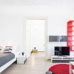 Bright & Large Apartment At Top Location