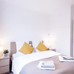 Sunny 2Br With Balcony At Szoevetseg Street