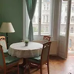 5 Downtown Vintage Apartment With Balcony
