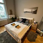 Cozy Panorama Apartment Next To The Fashion Street