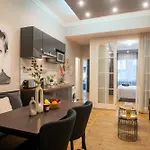 Super Central Cosy 3Br Near Newyork Cafe With Balcony
