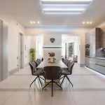 Luxurious High-End Grand Suite On The St Stephen Road