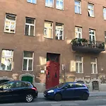 A Lovley Newly Decorated Fully Equipped Apartment Walking Distance To The City Park Where You Will Find The World Famous Szechenyi Thermal Bath Spa, Museums , And The Capital Circus , Ac, Smart Tv, High Speed Internet