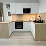 P194 Central Stylish Cosy Home