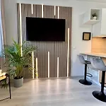 P194 Central Stylish Cosy Home