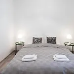 Extra Central Brand New Large Home With Air Con