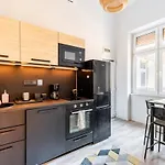 A Cozy Stay For City Wanderers