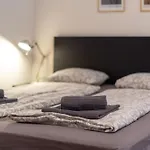 Cozy Apartment In Akacfa Street
